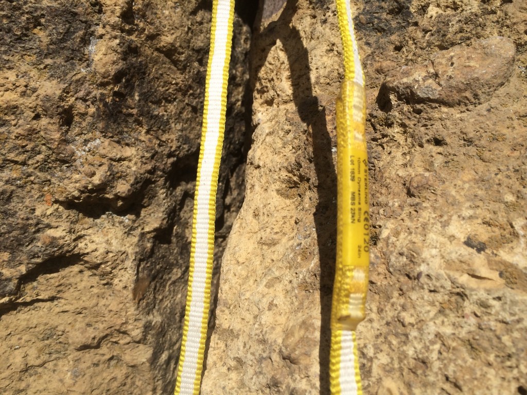 Revisión del cabestrillo de escalada con cabestrillo de dyneema esterlina: este cabestrillo tiene 10 mm de ancho y es flexible. las fibras blancas que se muestran aquà son...