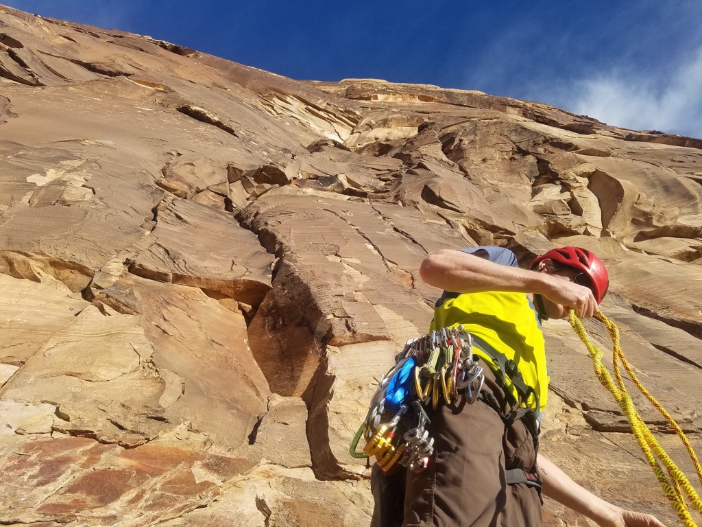 Revisión del cabestrillo de escalada con corredor cosido de nailon de primera ley: acumulado con un par de levas, muchas cintas exprés y aún mÔs...