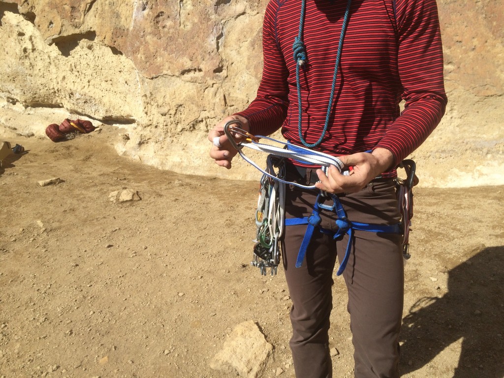 Revisión del cabestrillo de escalada con cabestrillo de dyneema express de 11 mm de Camp USA: Kevin demuestra cómo se hace: crea una cinta exprés alpina...