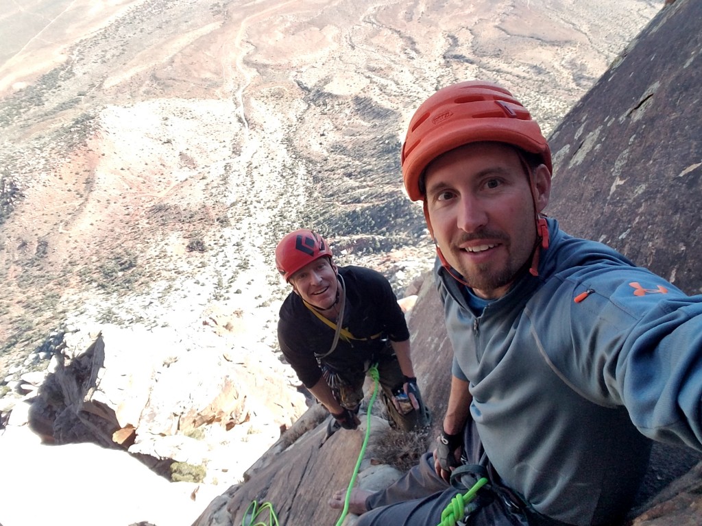 Revisión del cabestrillo de escalada con cabestrillo de bucle abierto Metolius: Andy alcanza la reunión en la cima del paso 9 o 10 de resolución arete, rojo...