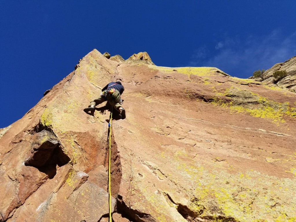 Revisión de la eslinga de escalada petzl pur'anneau: líder en el primer paso de grieta del dedo del borde desnudo en eldorado...