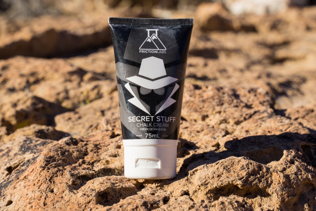 Revisión de tiza de escalada de cosas secretas de Friction Labs - mmmm crema de magnesio. Friction Labs vende su crema de tiza en 75ml...