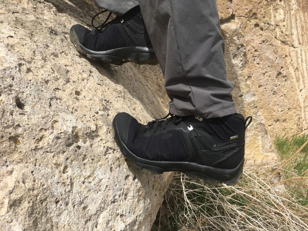 Revisión de las botas de montaña Keen Venture para hombre: el Venture tiene una rigidez torsional relativamente suave, lo que le permite...