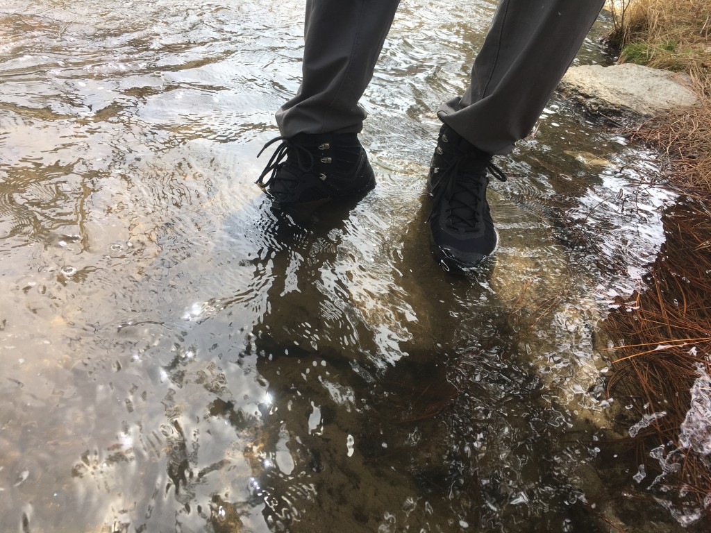 Revisión de botas de montaña para hombres de Keen Venture: el Venture obtuvo buenos resultados en nuestra prueba de inmersión y nuestros pies se mantuvieron secos.