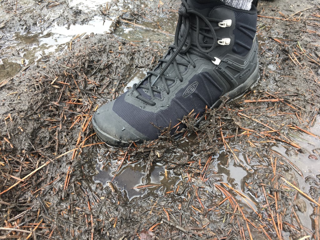 Revisión de botas de montaña Keen Venture para hombre: la parte superior sintética se mantuvo en buen estado durante la revisión, pero puede...