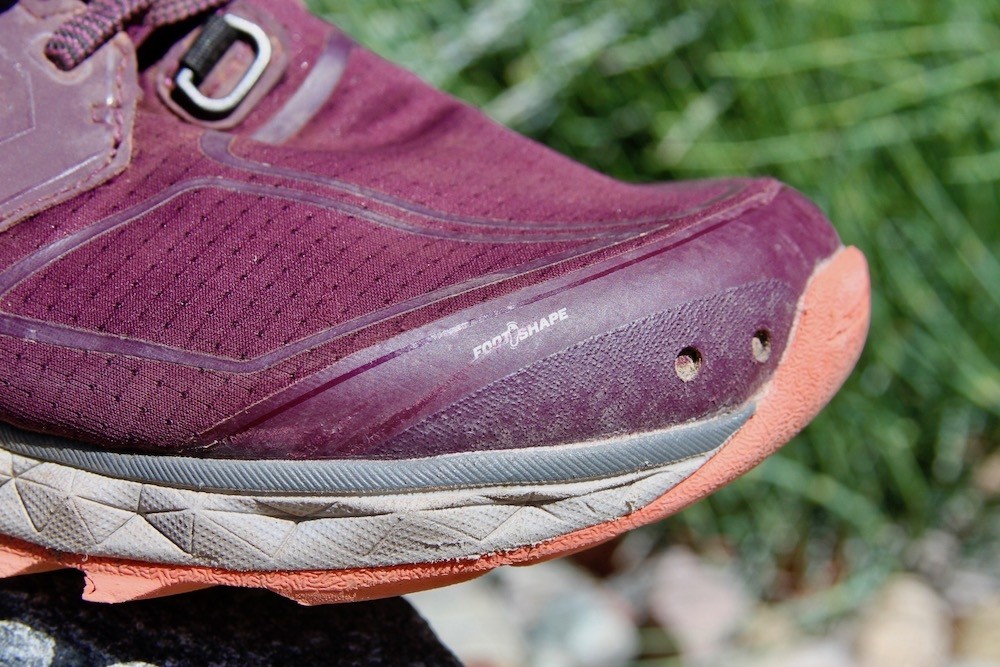 Revisión de las zapatillas de trail running altra superior 4.0 para mujer: un vistazo a la puntera protectora que ofrece un excelente drenaje de agua...
