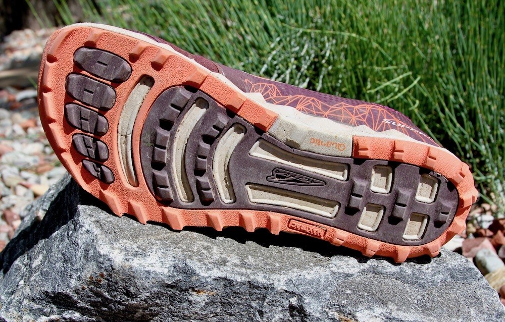 Revisión de las zapatillas de trail running altra superior 4.0 para mujer: un vistazo a la suela.