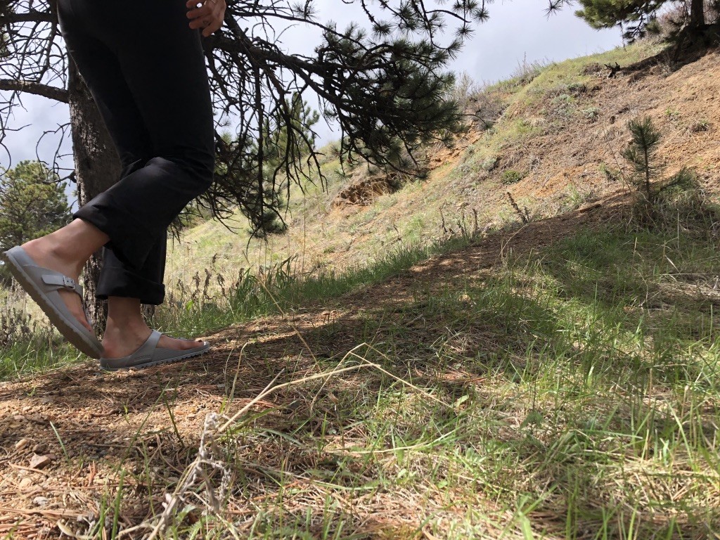 Revisión de las chanclas Birkenstock Gizeh Essentials Eva para mujer: incluso en senderos llenos de agujas de pino nos sentimos seguros. esta ganga...