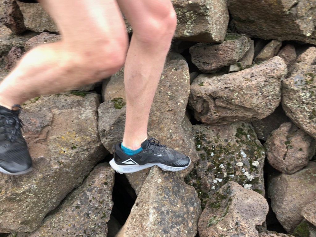 Revisión de las zapatillas de trail running Nike Air Zoom Terra Kiger 5 para hombre: como puedes ver, este es un zapato que te permitirÔ sentir lo que...