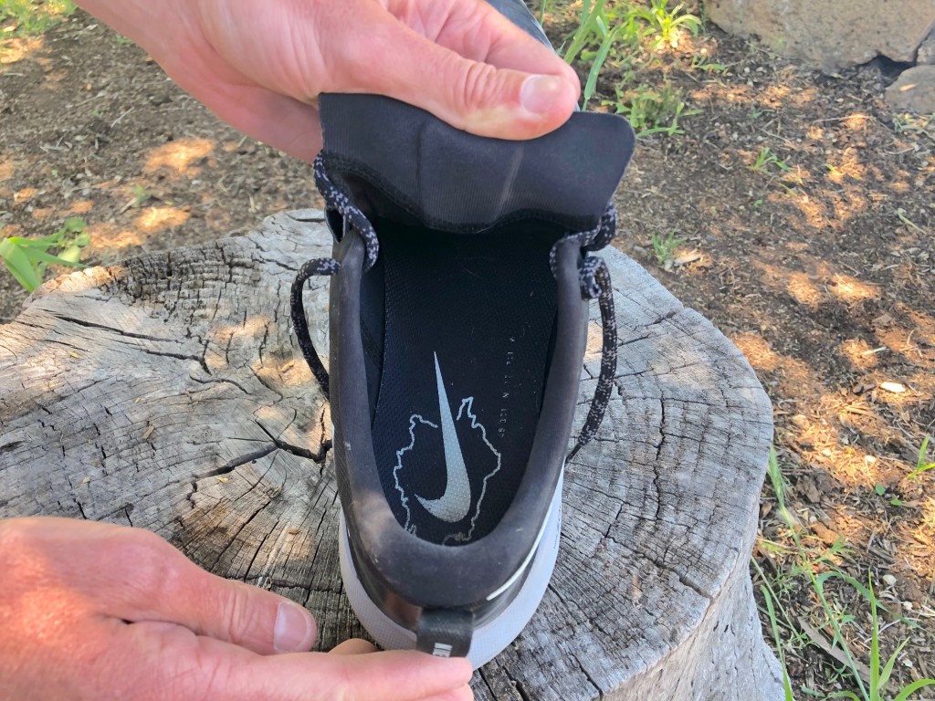 Revisión de las zapatillas de trail running Nike Air Zoom Terra Kiger 5 para hombre: muestra el acolchado en el interior de la parte superior. Observe la...