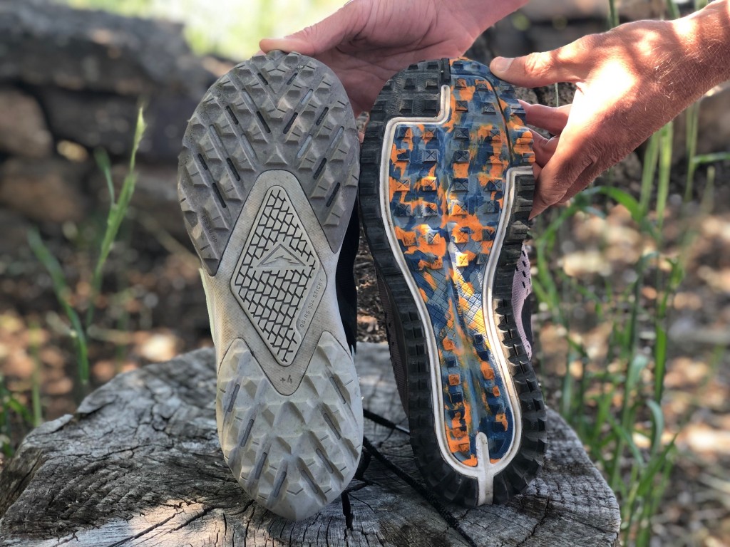 Revisión de las zapatillas de trail running Nike Air Zoom Terra Kiger 5 para hombre: muestra el nuevo patrón de tracción en el lado izquierdo en comparación con el antiguo...