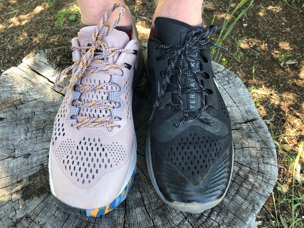 Nike Air Zoom Terra Kiger 5 Trail Running Shoes Hombre Review - El nuevo Terra Kiger 5 en negro a la derecha, con el antiguo Terra...