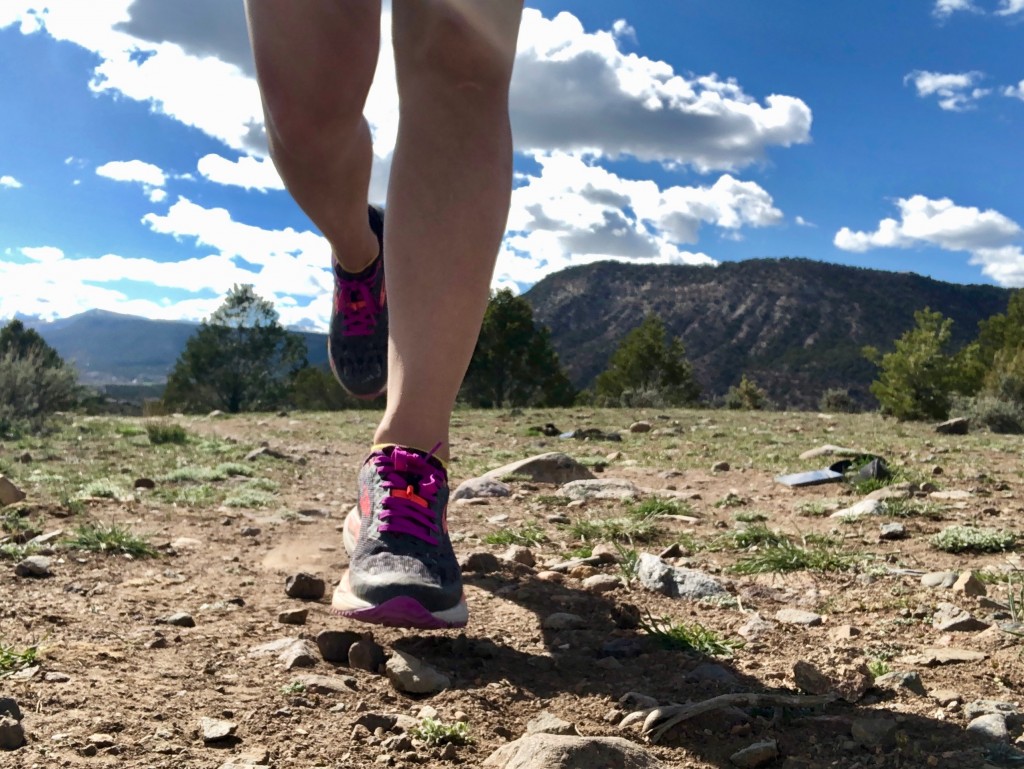Revisión de las zapatillas de trail running Brooks Caldera 3 para mujer: puedes detectar la mayorĆa de las cosas bajo los pies, lo que te permite sentir el camino.