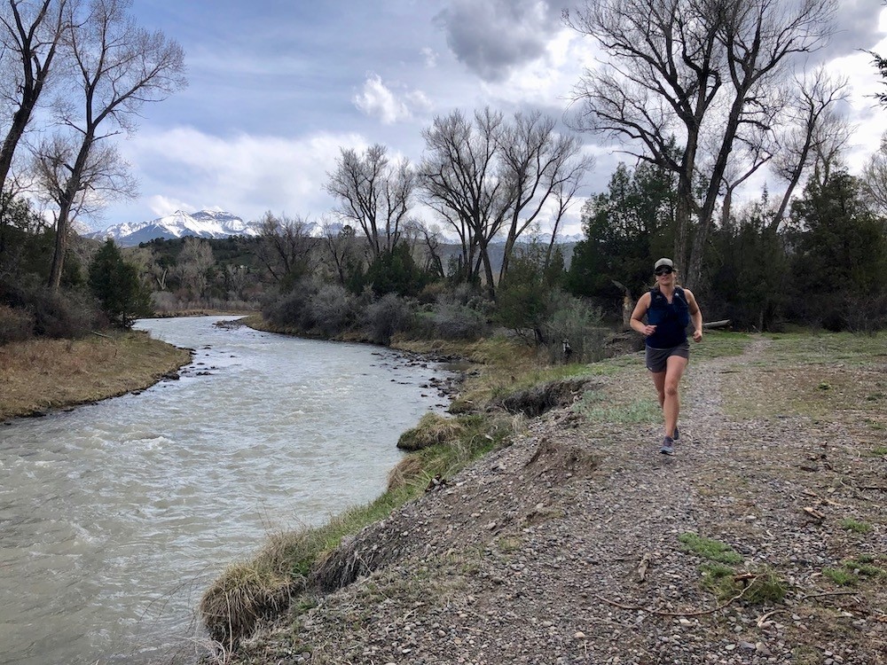 Revisión de las zapatillas de trail running topo Athletic Terraventure 2 para mujer: trotar junto al rĆo en otra carrera de entrenamiento en Colorado...