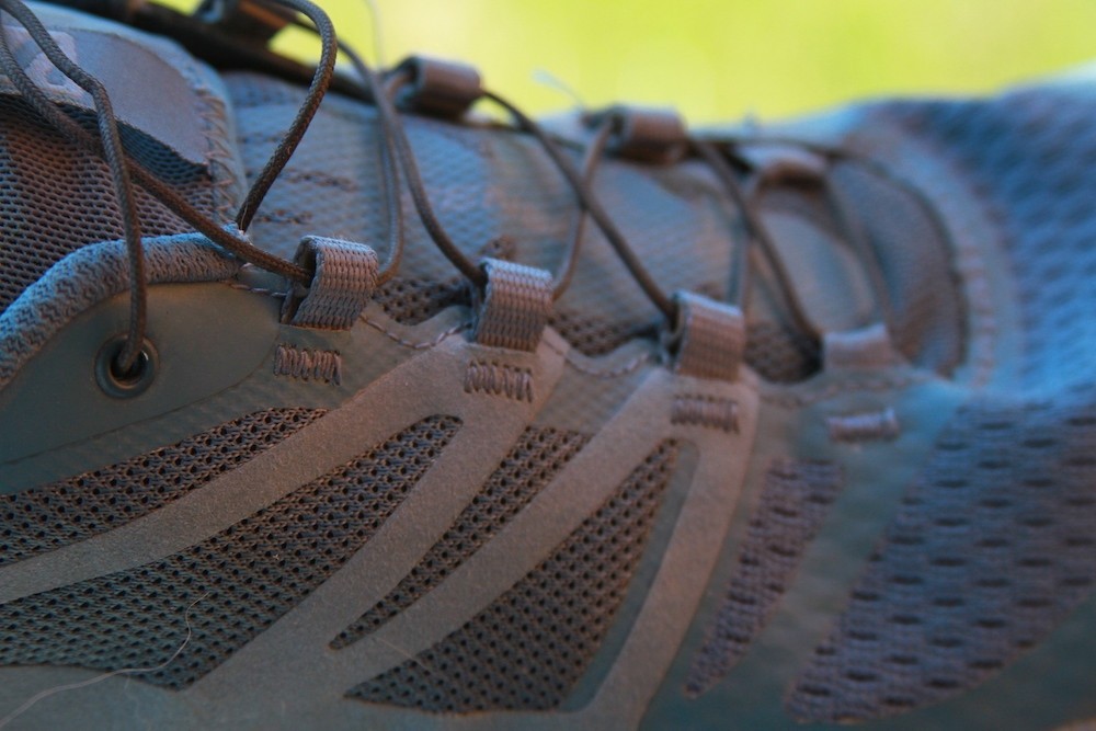 Revisión de las zapatillas de trail running salomon sense ride 2 para mujer: una mirada al arnés que envuelve la parte superior del pie para agregar...