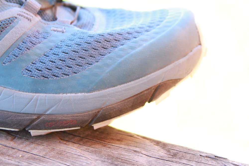 Revisión de las zapatillas de trail running Salomon Sense Ride 2 para mujer: el antepiĆ© tiene un material mĆnimo que facilita la sensación del sendero.