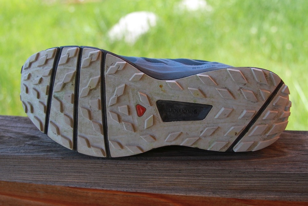 Revisión de las zapatillas de trail running salomon sense ride 2 para mujer: una mirada a la suela de goma contragrip que es pegajosa pero...