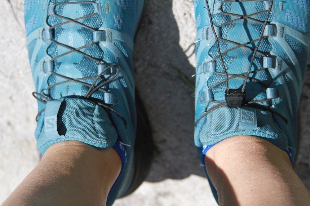 Revisión de las zapatillas de trail running Salomon Sense Ride 2 para mujer: un vistazo al sistema de cordones de un solo tirón que mantiene la zapatilla ajustada al...