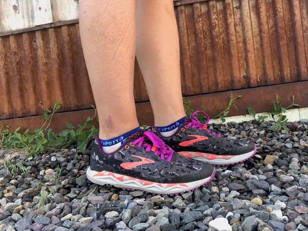 Revisión de las zapatillas de trail running Brooks Caldera 3 para mujer: una zapatilla de trail súper cómoda para caminos de tierra y terrenos ondulados.