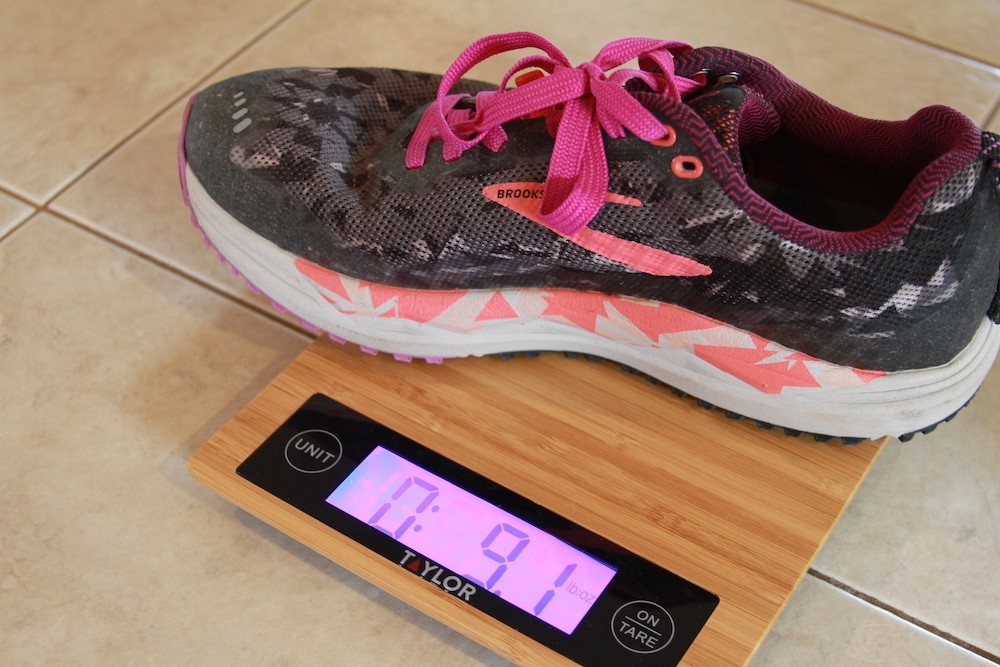 Revisión de las zapatillas de trail running Brooks Caldera 3 para mujer: esta zapatilla es ligera. el peso de un zapato de mujer talla nueve.
