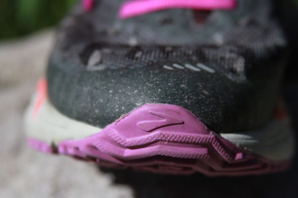 Revisión de las zapatillas de trail running Brooks Caldera 3 para mujer: la puntera no es tan protectora y es bastante flexible.