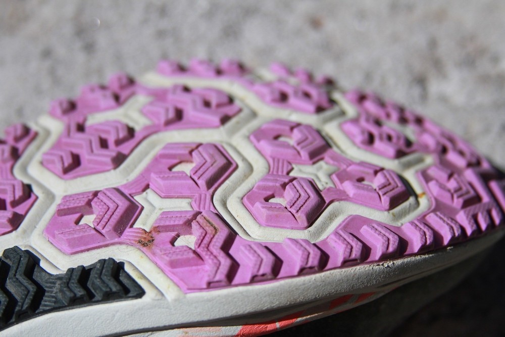 Revisión de las zapatillas de trail running Brooks Caldera 3 para mujer: las orejetas de las Caldera 3 estÔn compuestas de una goma pegajosa que...