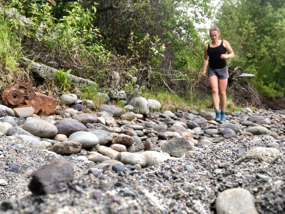 Revisión de las zapatillas de trail running salomon sense ride 2 para mujer: prueba la estabilidad de este corredor sobre un terreno rocoso cerca...
