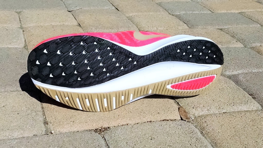 Revisión de las zapatillas para correr Nike Air Zoom Vomero 14 para hombre: aquĆ hay una gran cantidad de entresuela expuesta que podrĆa ser vulnerable...