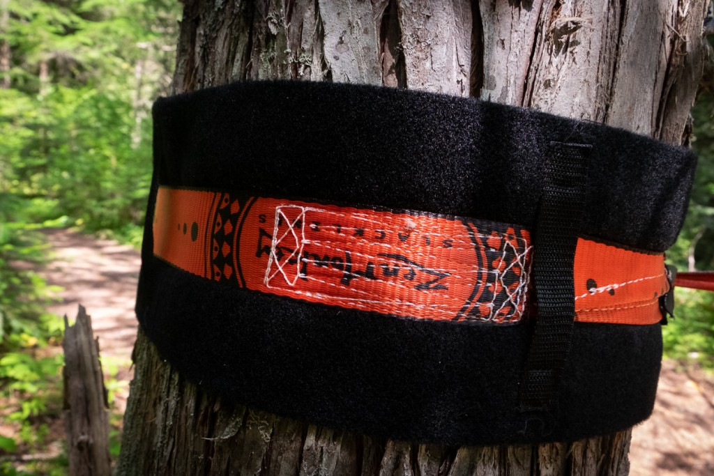 Revisión de slackline del kit completo de Zen Monkey: almohadillas de Ôrbol largas con "trabillas para cinturón" facilitar la configuración.