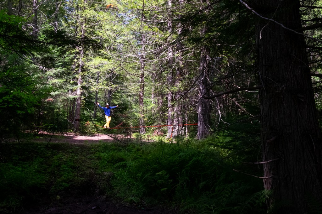 Revisión de slackline del kit completo de Zen Monkey: encontrar nuestro zen en los bosques del norte de Idaho.