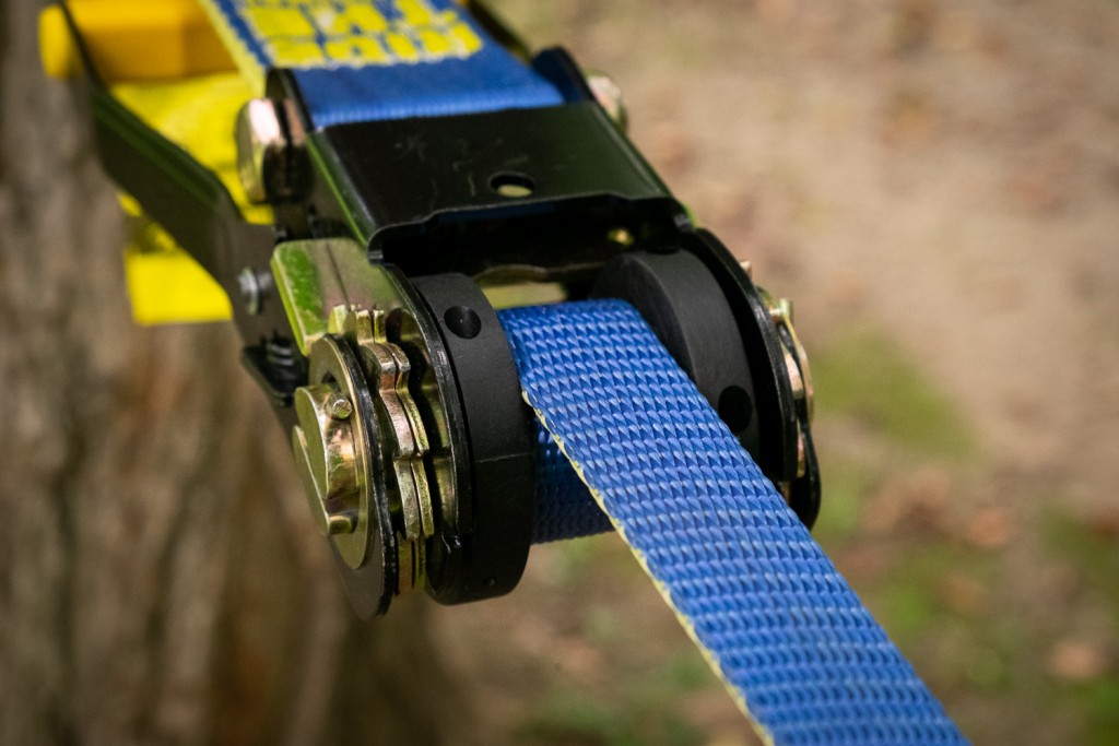 revisión de gibbon flowline slackline: los topes de plástico mantienen la correa de una pulgada contenida en el trinquete...