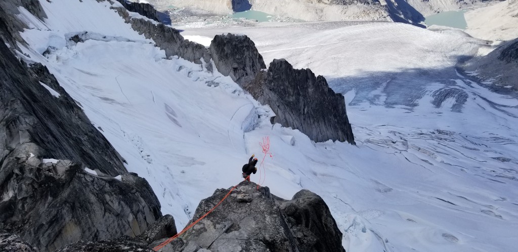 Revisión de la cuerda de escalada Mammut Revelation: el autor lanza los extremos de la cuerda en uno de los muchos rÔpeles para...