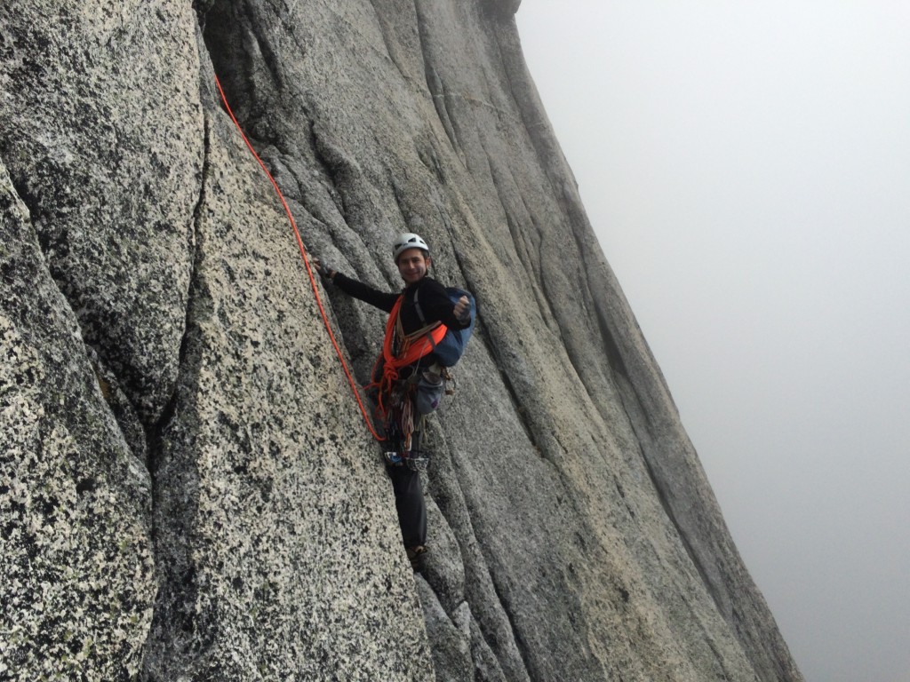 Revisión de la cuerda de escalada Mammut Revelation: enrollar la mitad de la cuerda sobre el hombro en una bobina de montañero en...