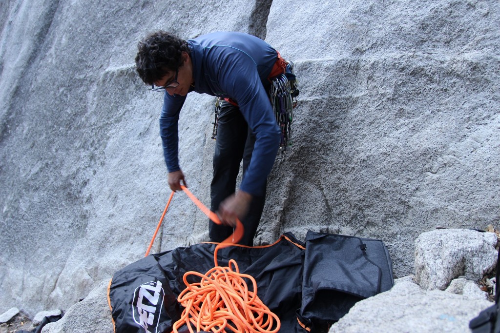 Revisión de la bolsa de cuerda Petzl Kab: el Kab tiene suficiente Ôrea de lona para una cuerda de 70 metros, pero nos gustó...