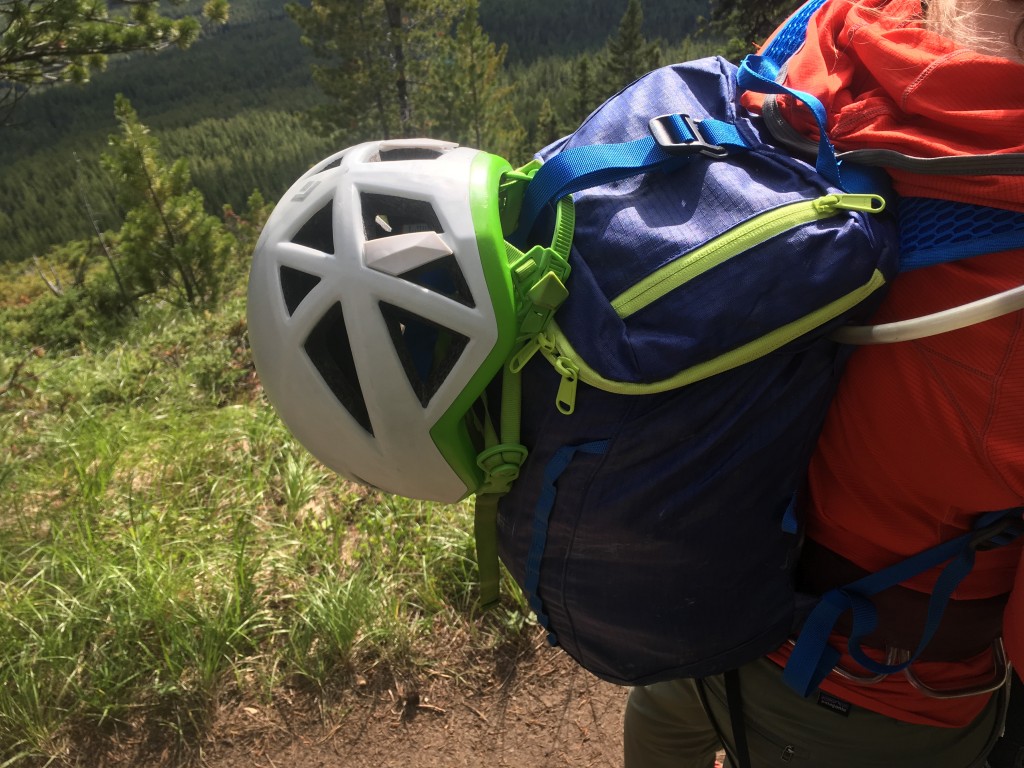 Carga útil de investigación al aire libre 18 revisión de la mochila de escalada: la correa superior puede asegurar un casco con un mínimo movimiento.