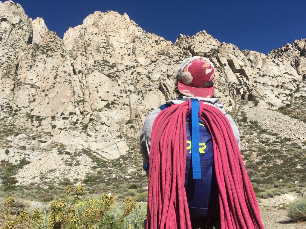 Carga útil de investigación al aire libre 18 revisión de la mochila de escalada: la correa superior de la carga útil mantiene la cuerda en la mochila, puede...