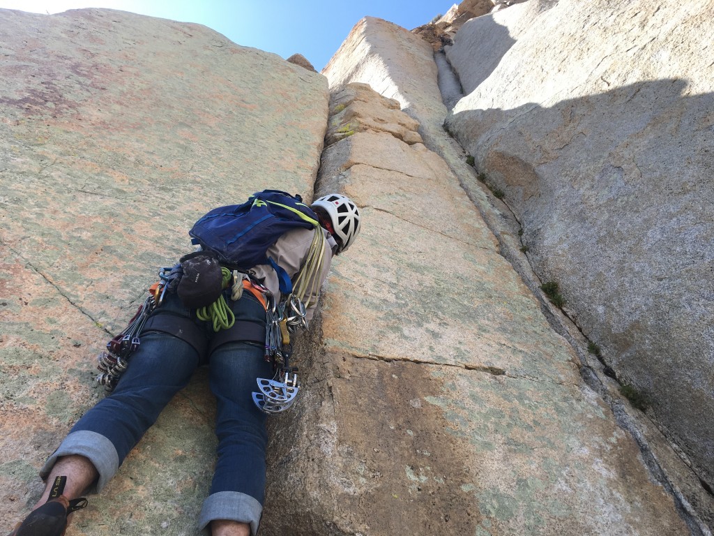 Revisión de la mochila de escalada con carga útil de investigación al aire libre 18: Louie lanza amarras en un campo divertido con la carga útil 18.