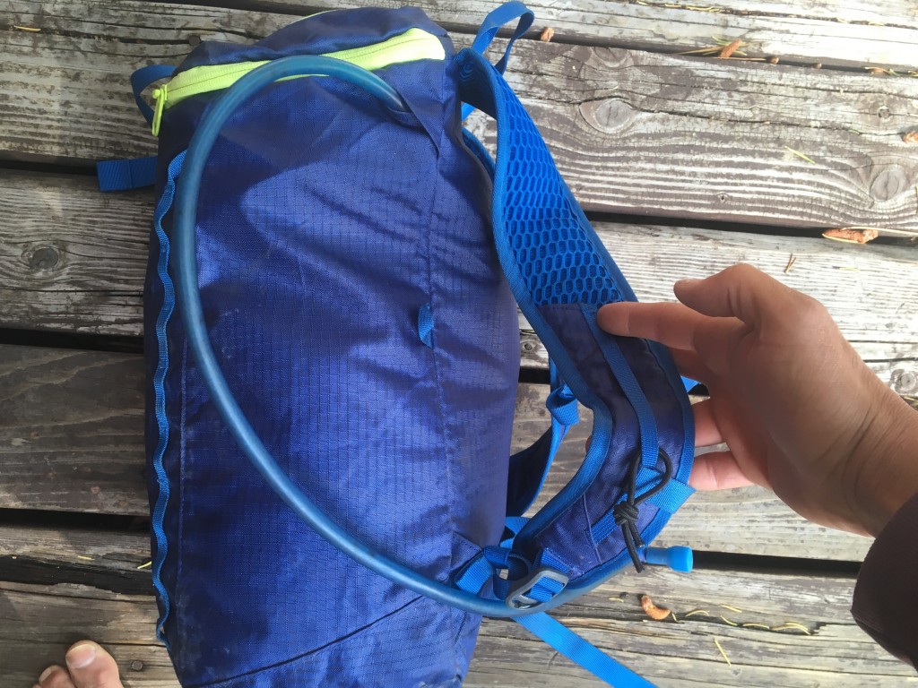 Carga útil de investigación al aire libre 18 revisión de la mochila de escalada: el paso de la manguera aleja la manguera del usuario. con...