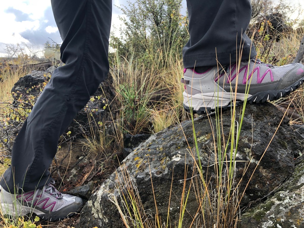 Revisión de los zapatos de senderismo North Face Ultra 110 GTX para mujer: las rocas mojadas son un excelente campo de pruebas.