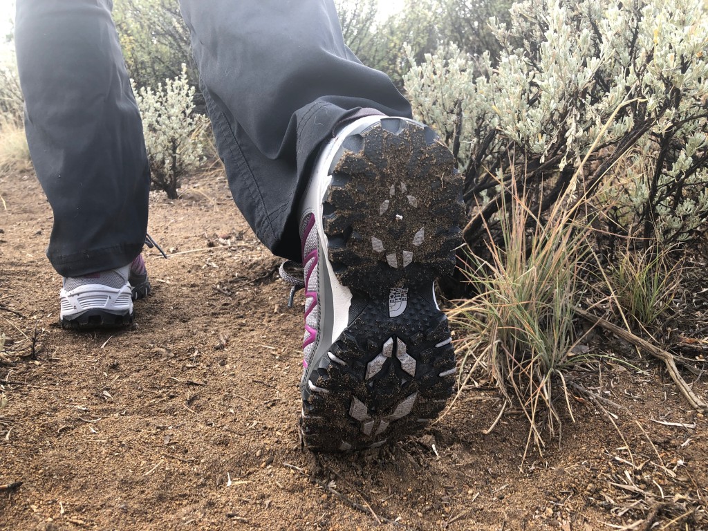 Revisión de los zapatos de senderismo The North Face Ultra 110 GTX para mujer: tacos variados y profundos, asà como una suela ancha, hacen que sea excelente...