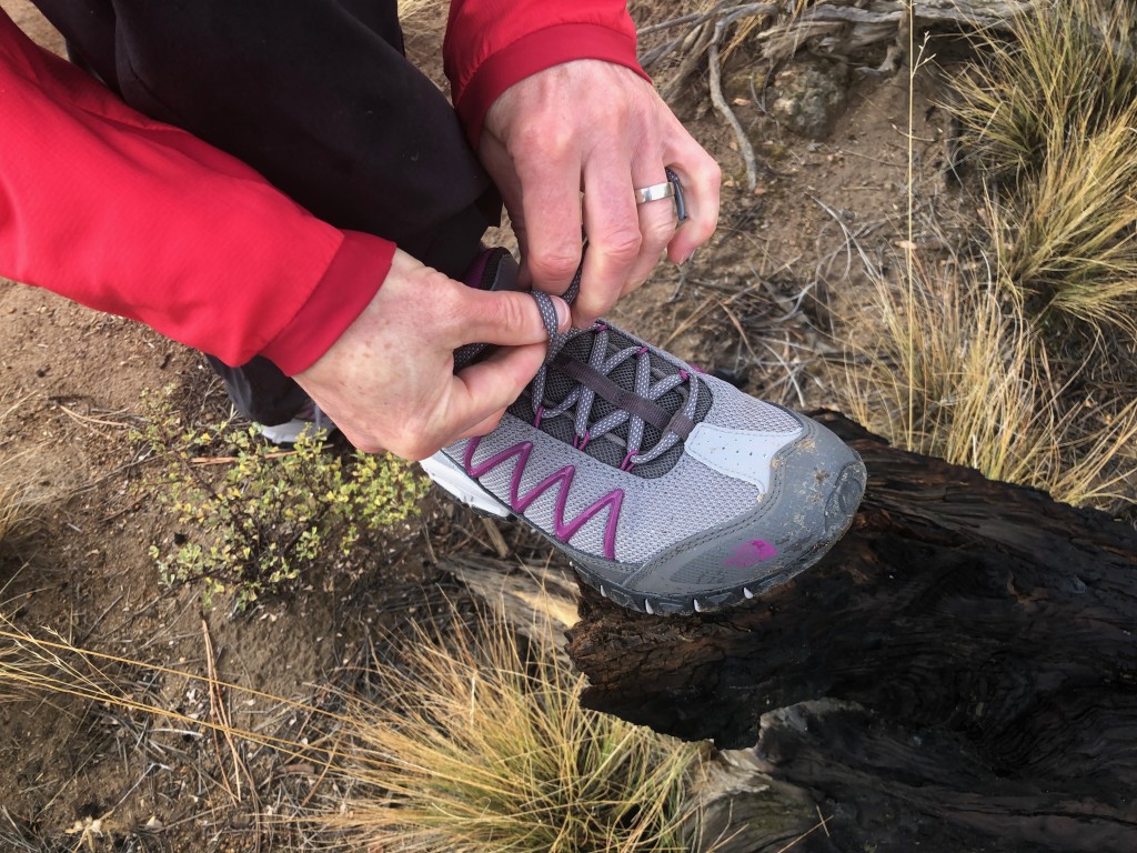 Revisión de los zapatos de senderismo The North Face Ultra 110 GTX para mujer: los ojales para cordones y la puntada única en la puntera de cuero pueden ser débiles...