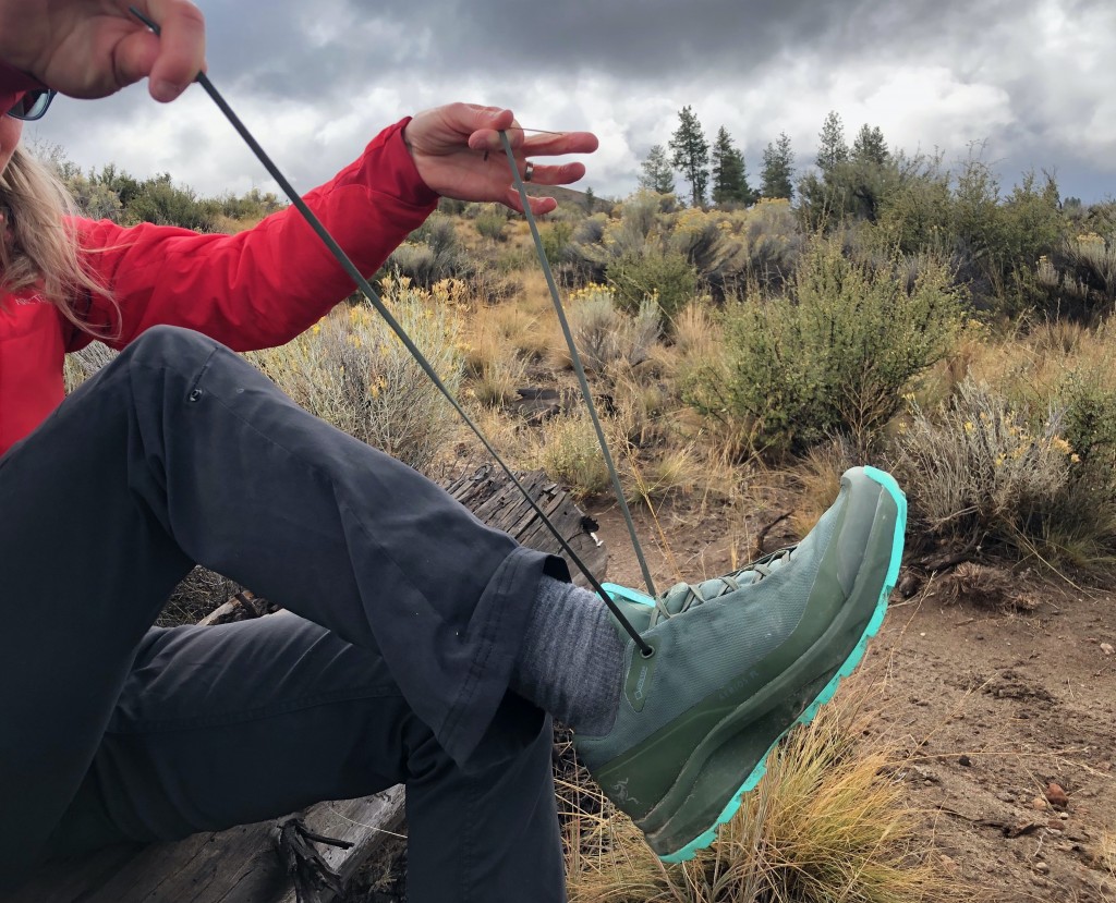 Revisión de zapatos para caminar arc'teryx aerios fl gtx para mujer: arc'teryx, te amamos, pero ¿por qué los cordones largos?