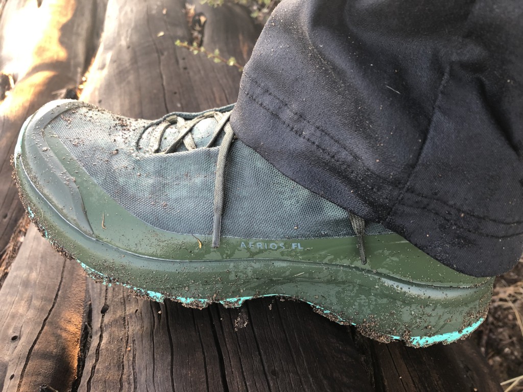 Revisión de arc'teryx aerios fl gtx para zapatos de senderismo para mujer: la parte superior sintética demostró ser bastante impermeable, aunque la parte inferior...