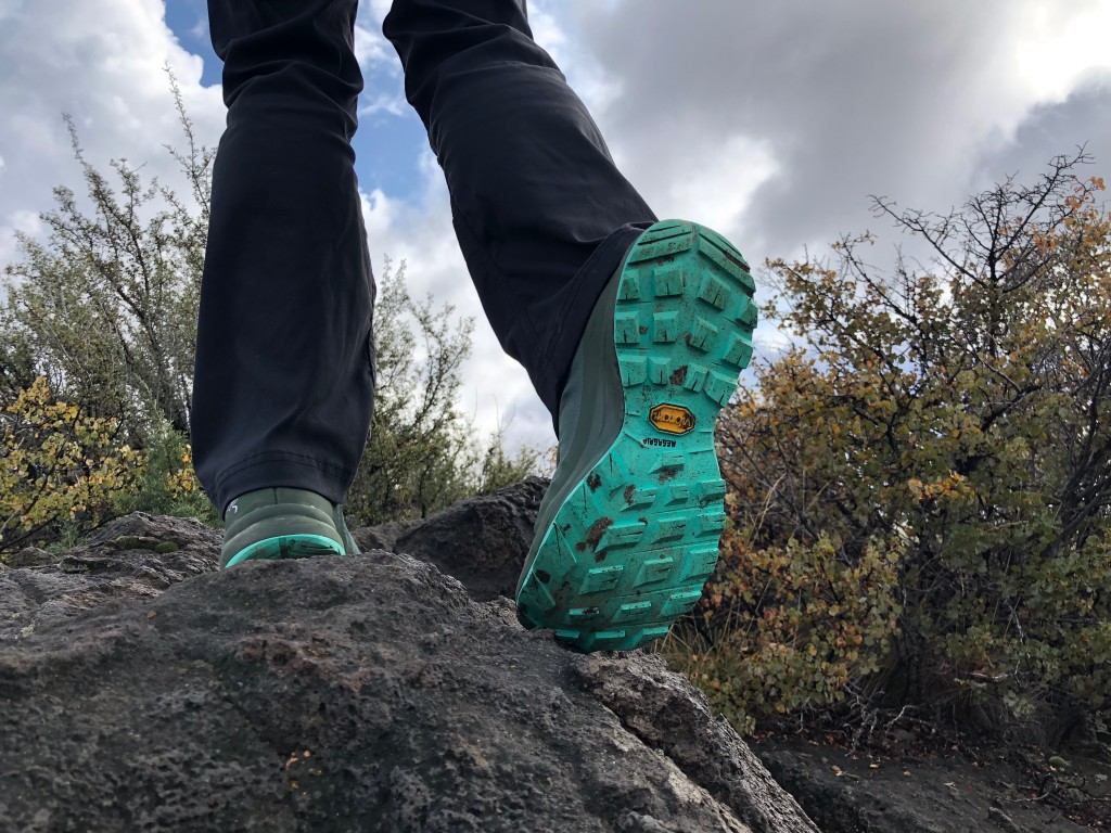 Revisión de zapatos para caminar arc'teryx aerios fl gtx para mujer: orejetas relativamente poco profundas, pero goma muy pegajosa hecha para ser bonita...