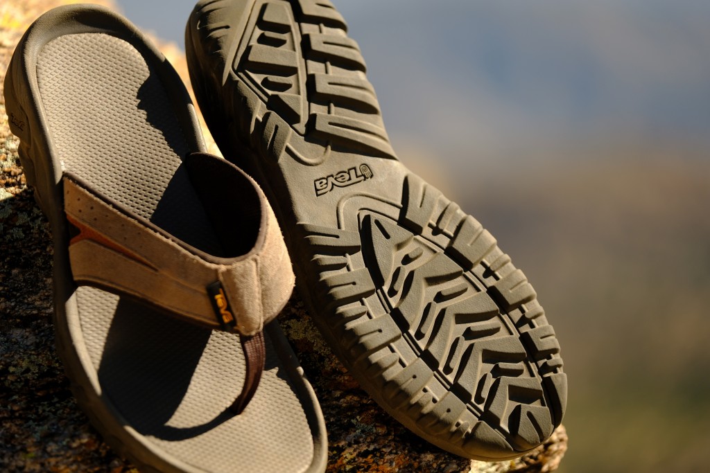 Revisión de las chanclas teva katavi 2 tanga para hombre: aseguramiento alrededor de un peñasco rocoso, caminatas de aproximación en verano o senderos arenosos...