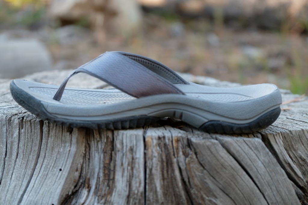 Revisión de las chanclas Kena Flip II para hombre: el estilo distintivo para exteriores del Kona se ve bien. no sólo nosotros...