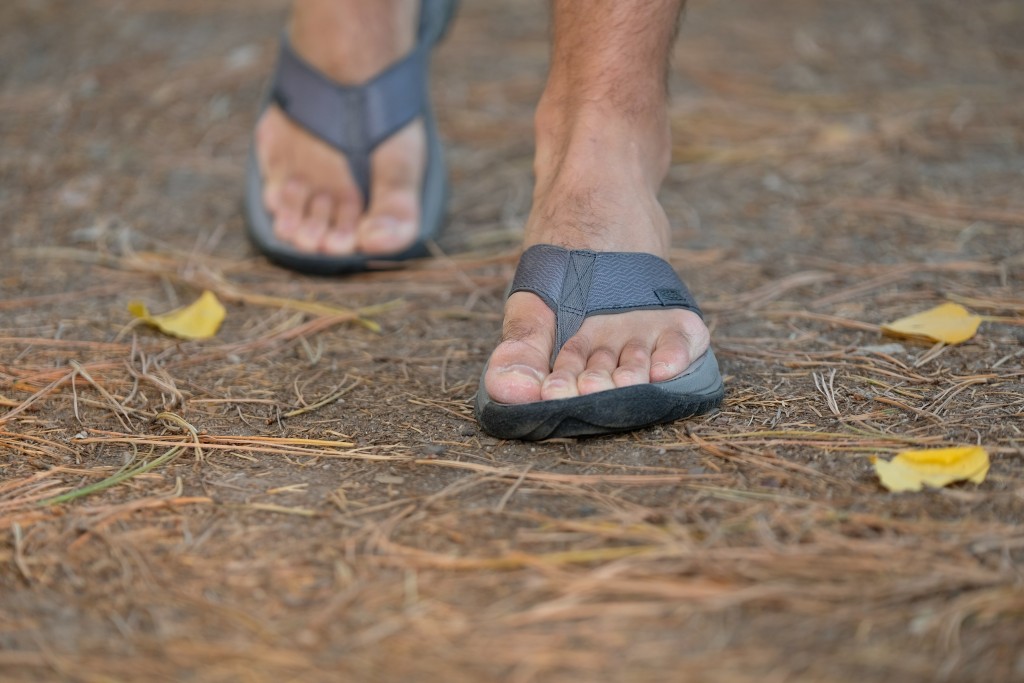 Revisión de las chanclas Kena Flip II para hombres: las ramas de pino y los senderos frondosos son un poco resbaladizos en Kona.