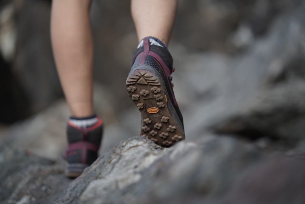 Revisión de botas de montaña Vasque Breeze lt GTX para mujer: aquà se muestra el patrón de la banda de rodadura en forma de flor de Breeze lt. nosotros...