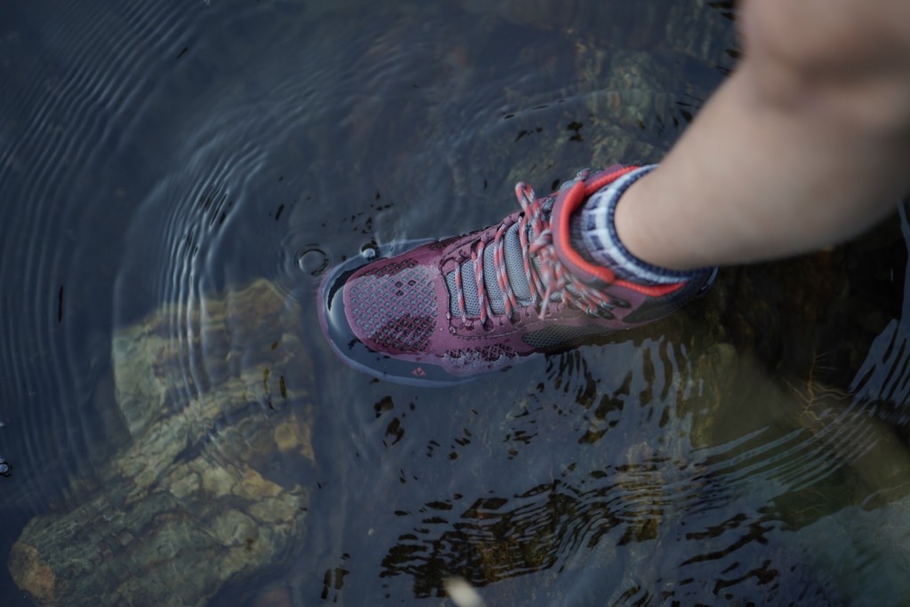Revisión de botas de montaña Vasque Breeze lt GTX para mujer: completamente sumergidas en el agua, la brisa terminó goteÔndose un poco por donde...