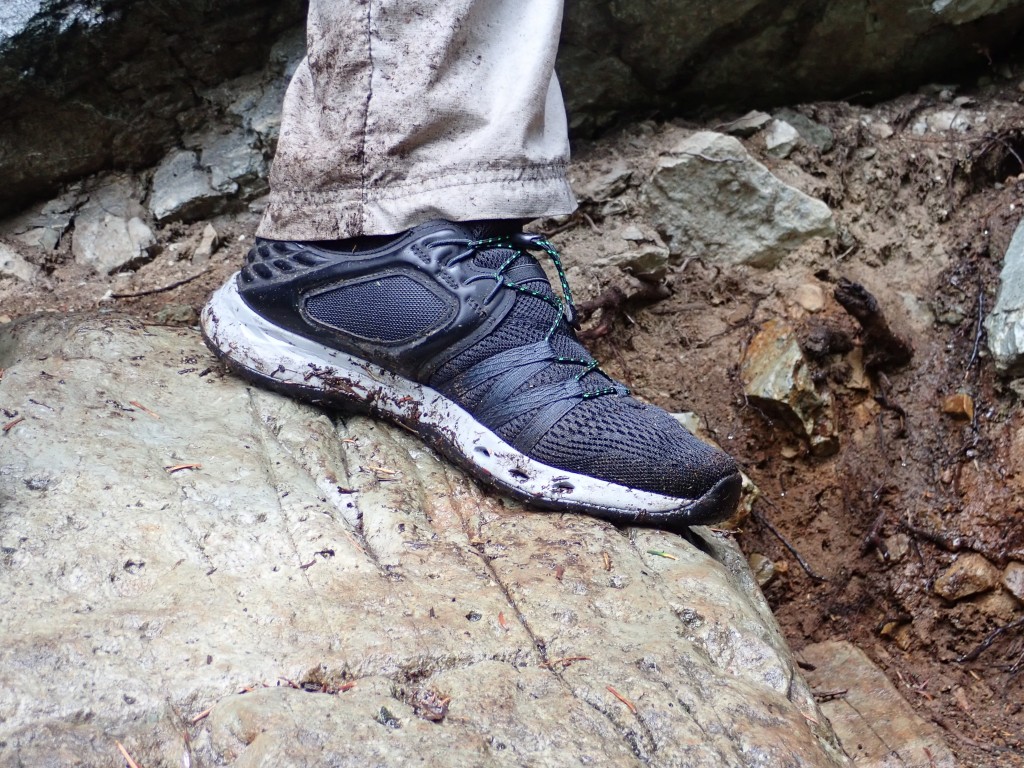 Revisión de los zapatos para el agua teva terra-float churn it up para hombres: la falta de refuerzos protectores hace que la malla sea especialmente...